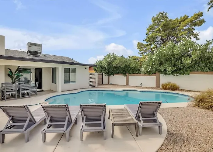 Modern Retreat With Pool Putting Games Holiday home Phoenix