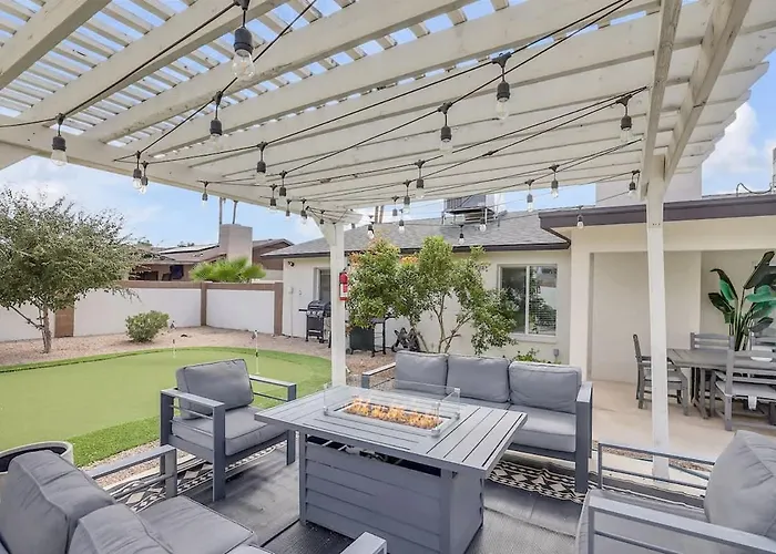 Holiday home Modern Retreat With Pool Putting Games