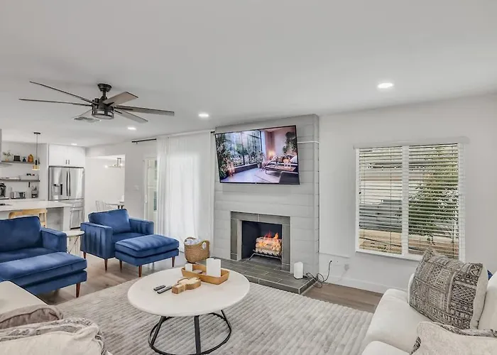 Holiday home Modern Retreat With Pool Putting Games *