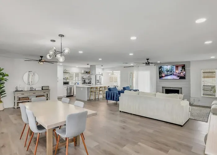 Modern Retreat With Pool Putting Games Holiday home Phoenix