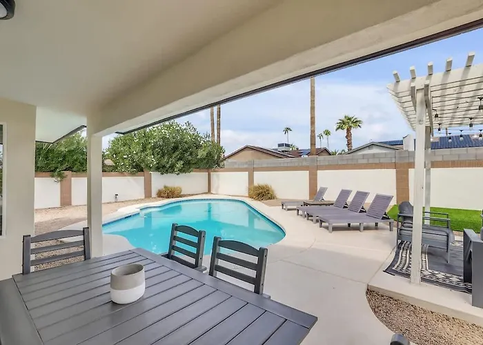 Holiday home Modern Retreat With Pool Putting Games Phoenix
