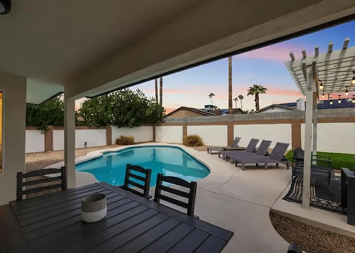 Holiday home Modern Retreat With Pool Putting Games Phoenix
